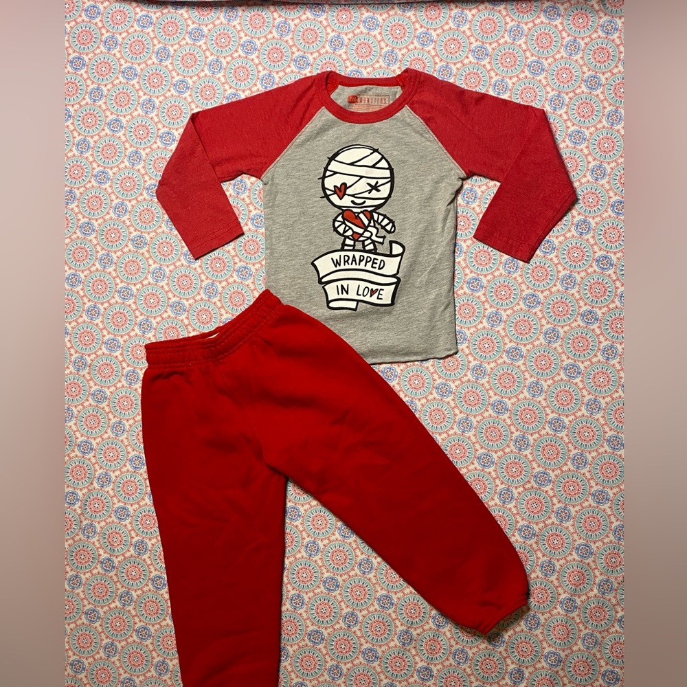 🌟❣️4/$10❣️🌟3t red/gray Little Monsters mummy shirt w/ sz 4 Soffe sweatpants